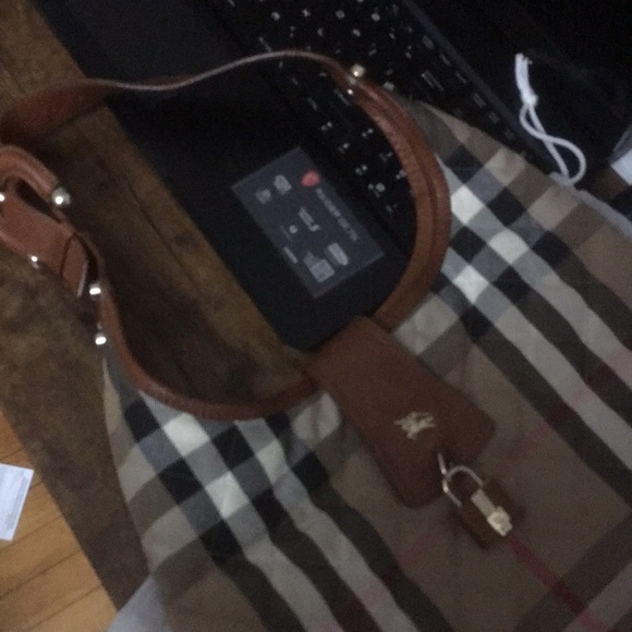 Authenticated Burberry shoulder bag EUC - Picture 2 of 3